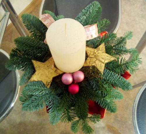 Adventskranz mit Sternen und Weihnachtskugeln